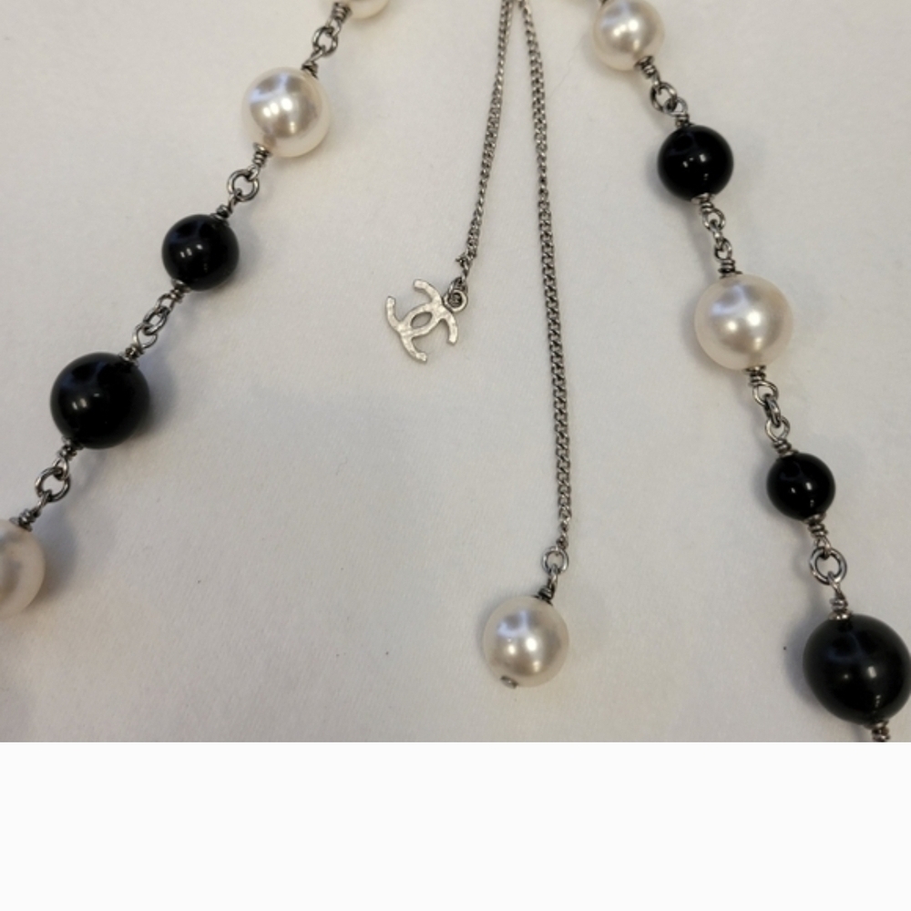 CHANEL Black and Cream Pearl Necklace - Picture 8 of 12